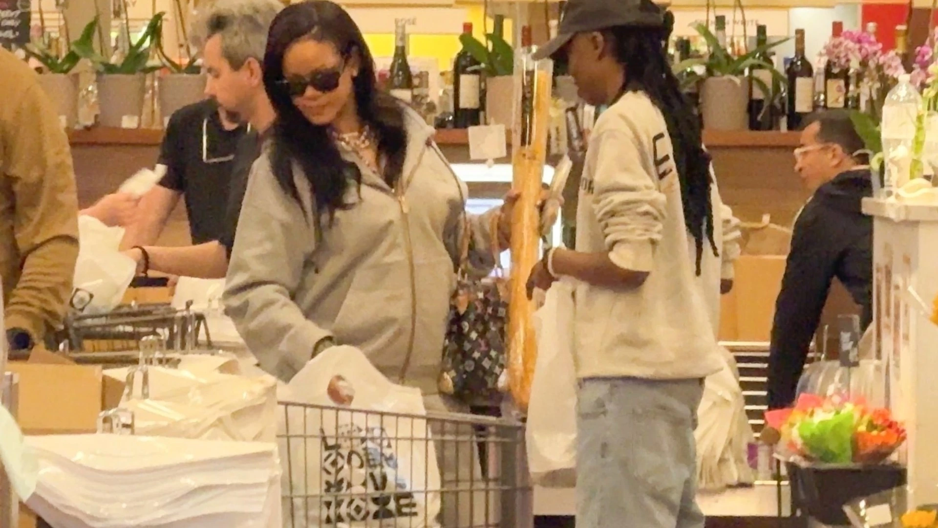 Huge pop superstar goes completely unnoticed as she shops for groceries
