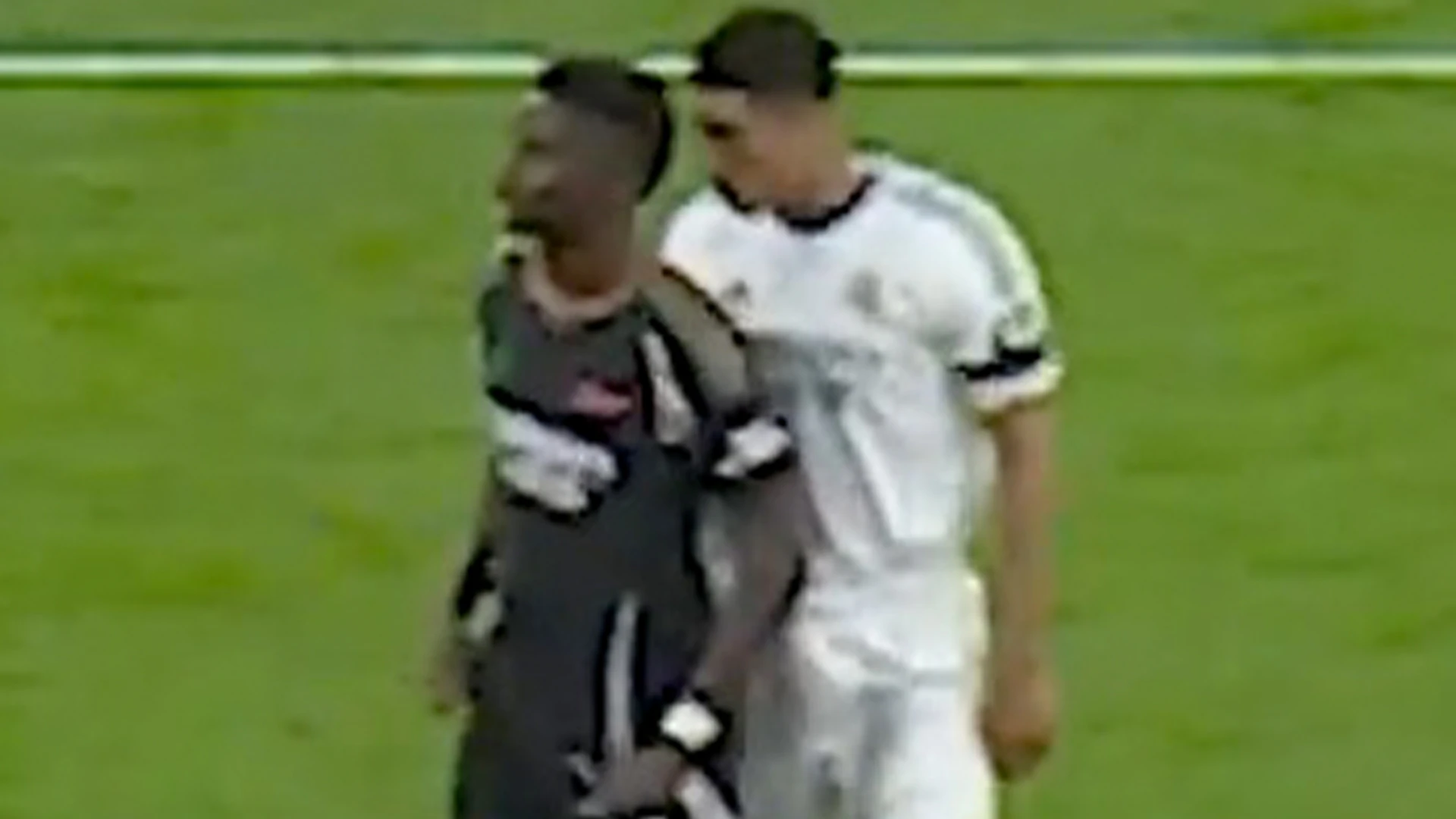 Fans slam Bellingham for what he did to Saka before Arsenal star's penalty miss