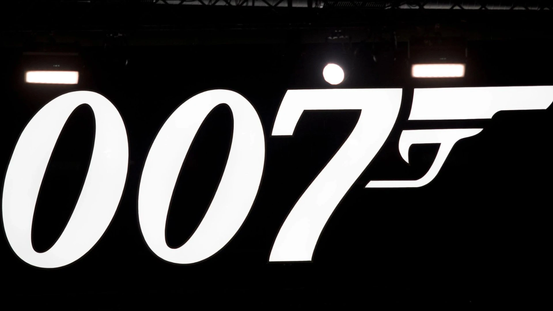 Huge hint Hollywood star has landed new James Bond role as he signs new deal