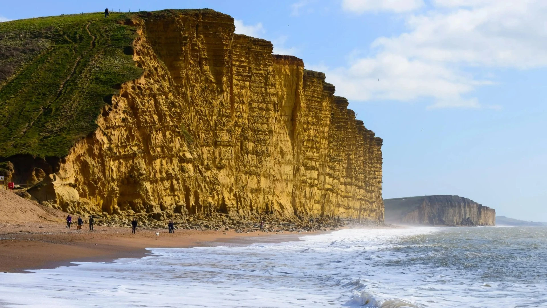 Tragedy as man dies on Jurassic Coast beach with air ambulance scrambled