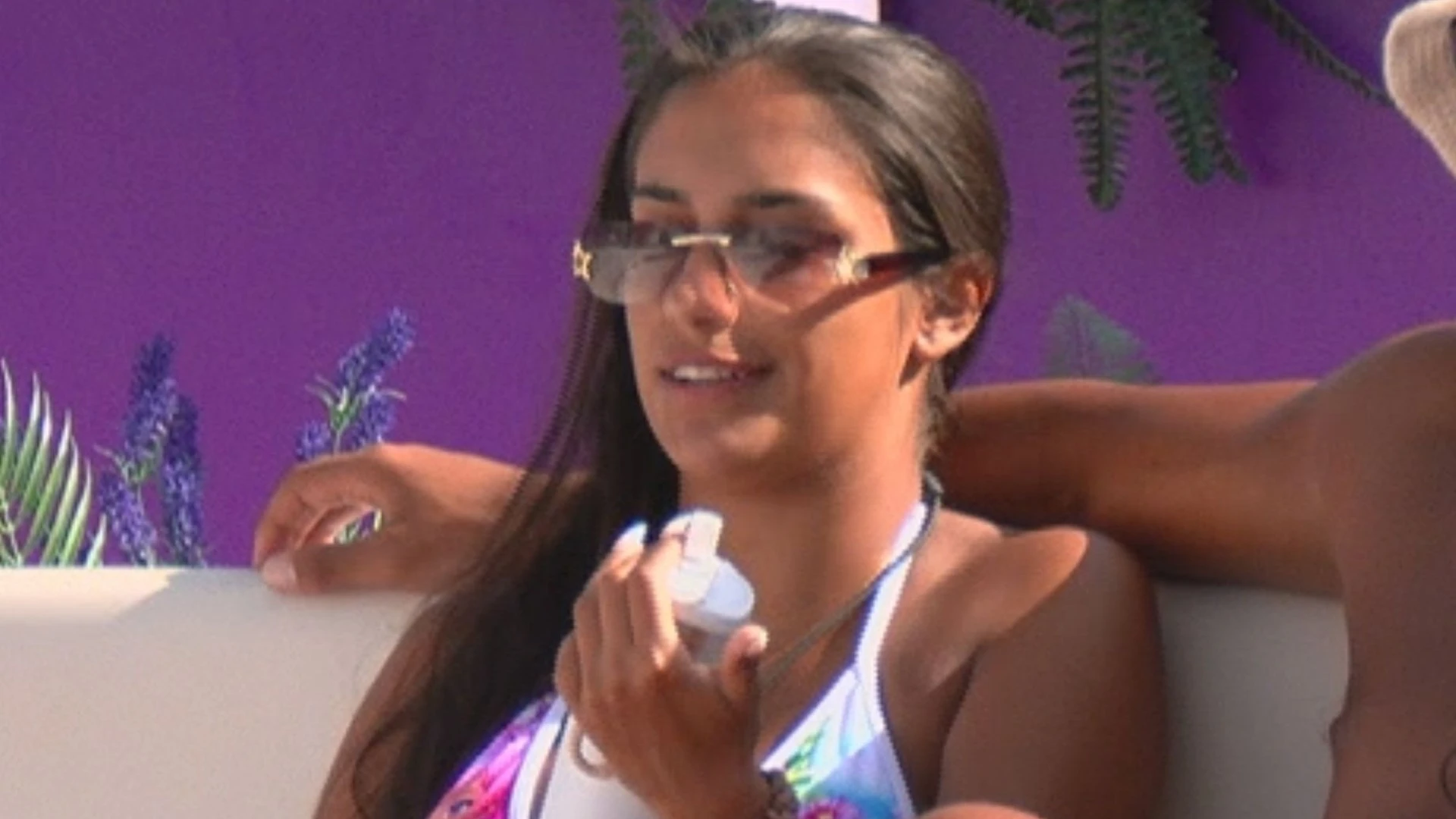 Love Island's Shakira stunned as villa hunk makes move on her in shocking U-turn