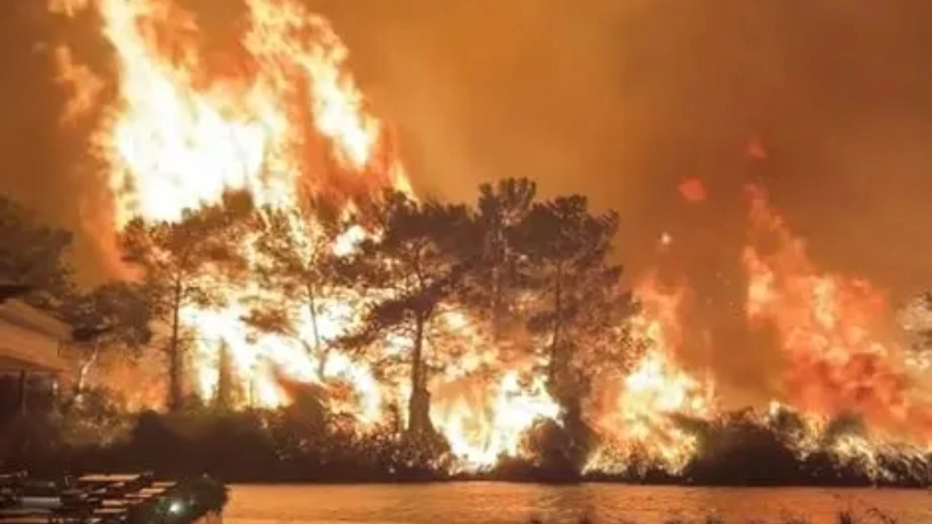 Moment flames engulf Turkey holiday hotspot as tourists evacuated from hotels