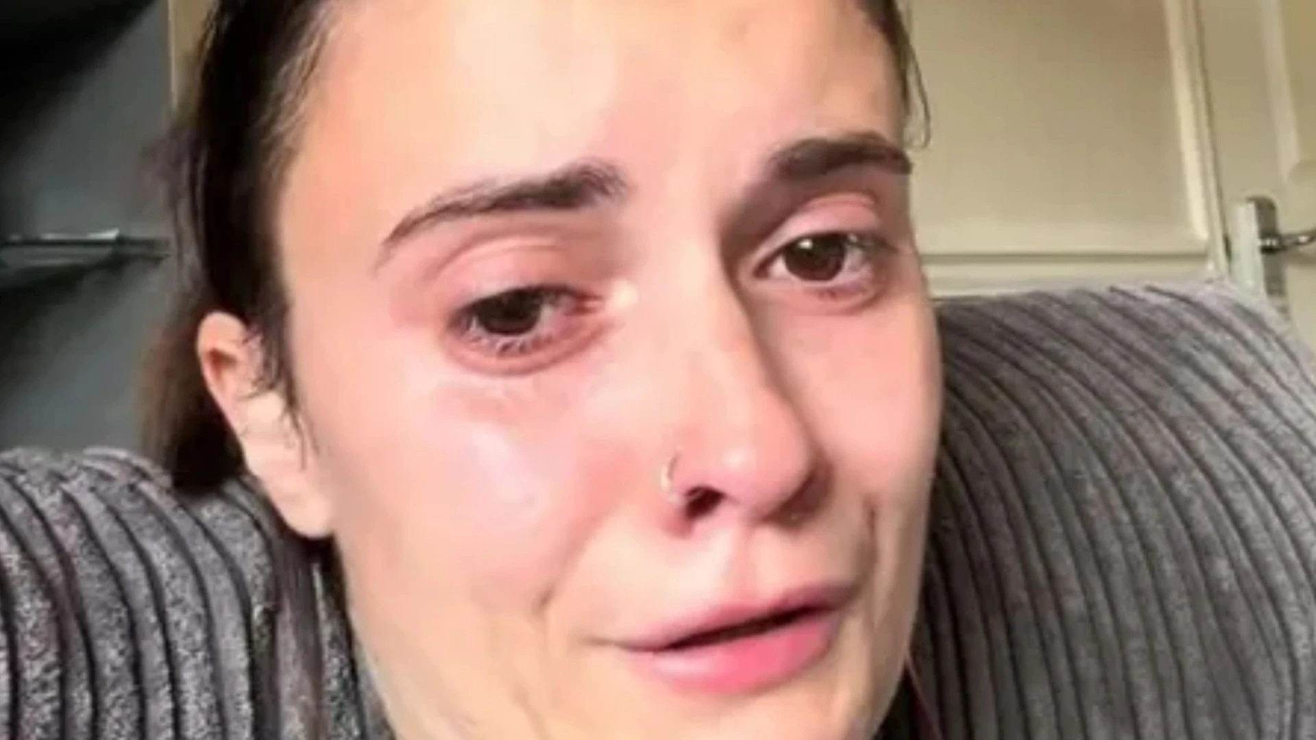 Homeless single mum, 25, sobs & gets slammed for having nails done & buying clothes
