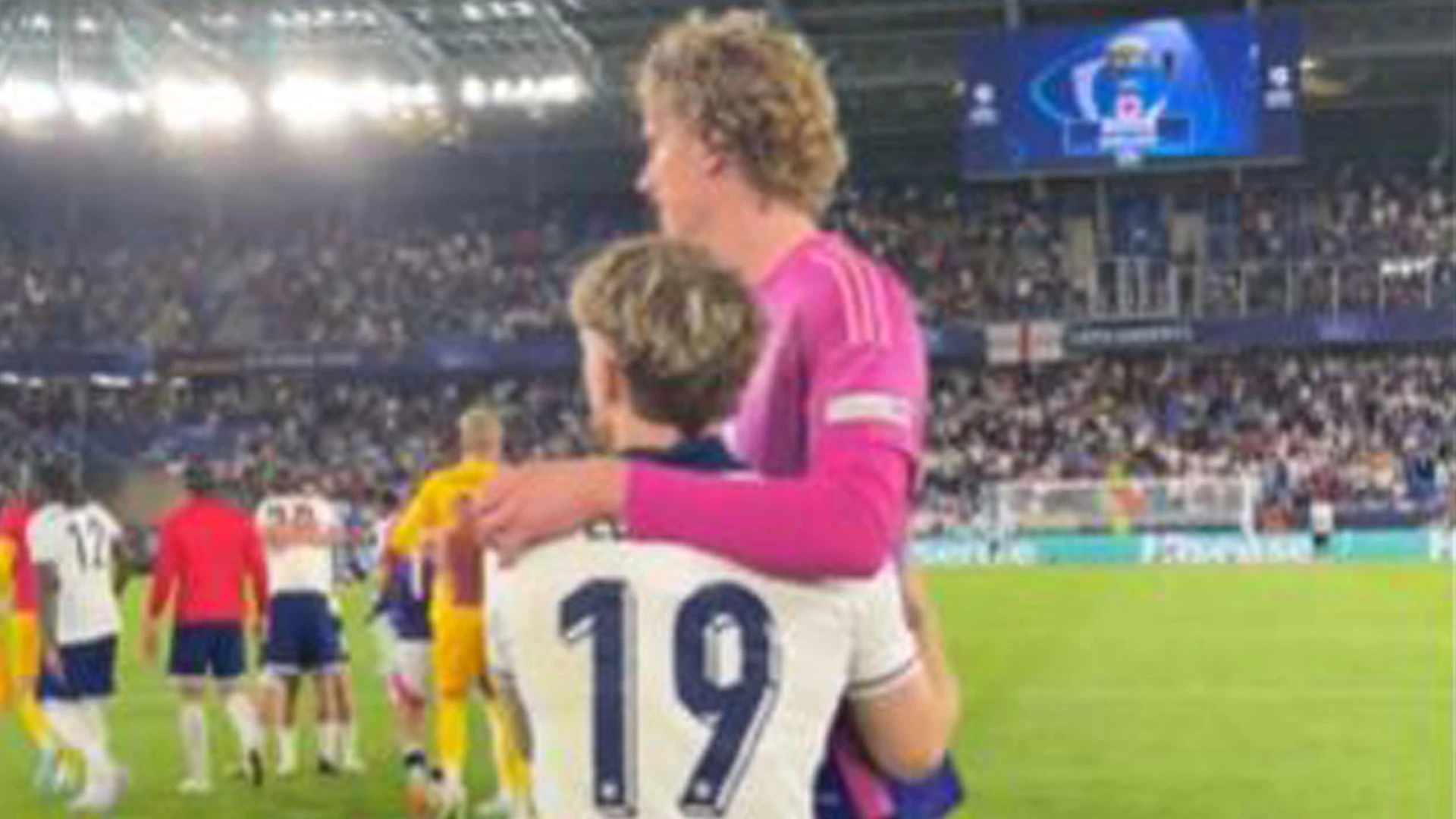 Fans stunned at size of Newcastle's Isak replacement Nick Woltemade