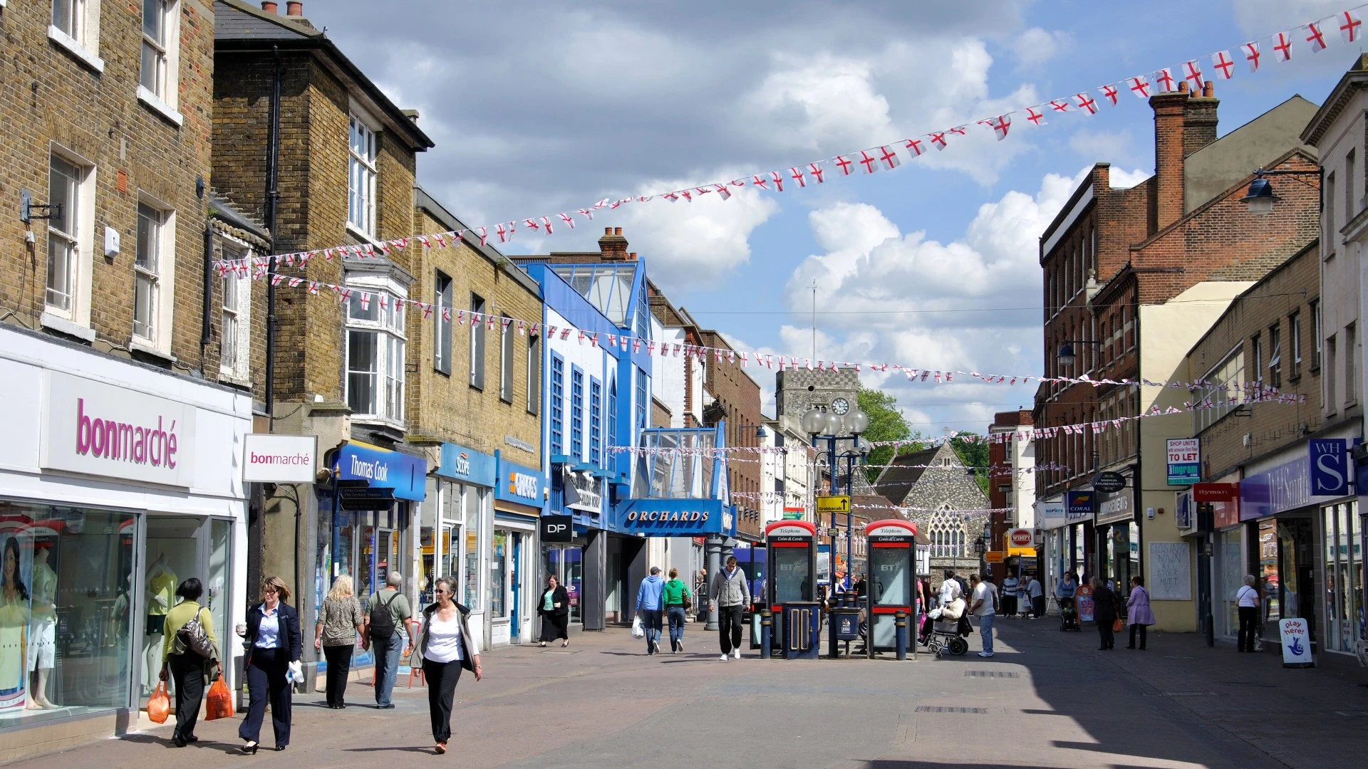 High street chain with 185 stores launches 70% off sale as 25 shops to shut