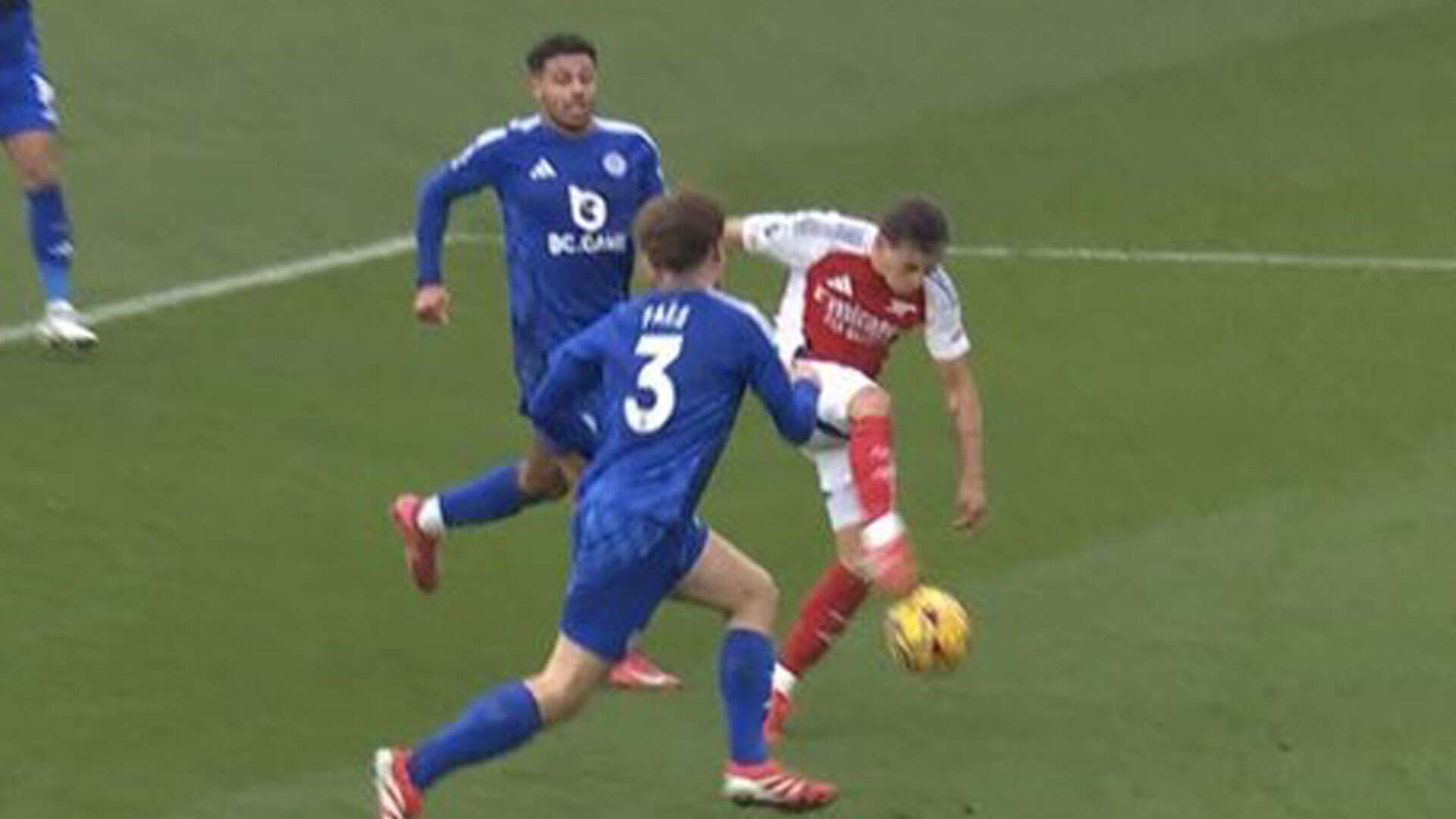 Arsenal fans slam Leandro Trossard for horror miss in Leicester game