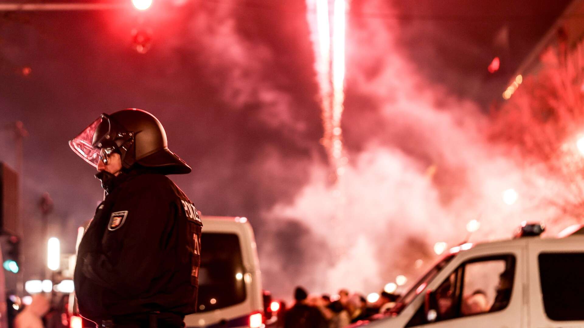 Five killed by fireworks & 400 arrested across Germany in New Year's chaos