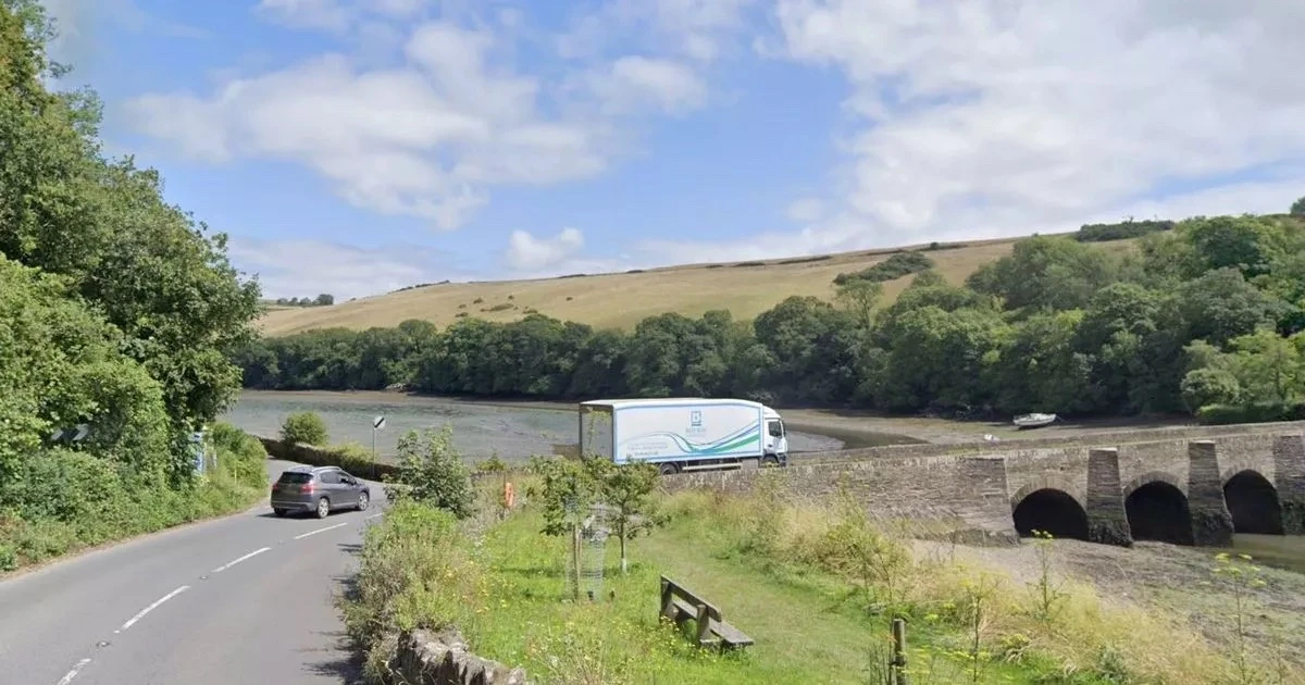 Major road near tourist hotspot CLOSED in both directions after crash