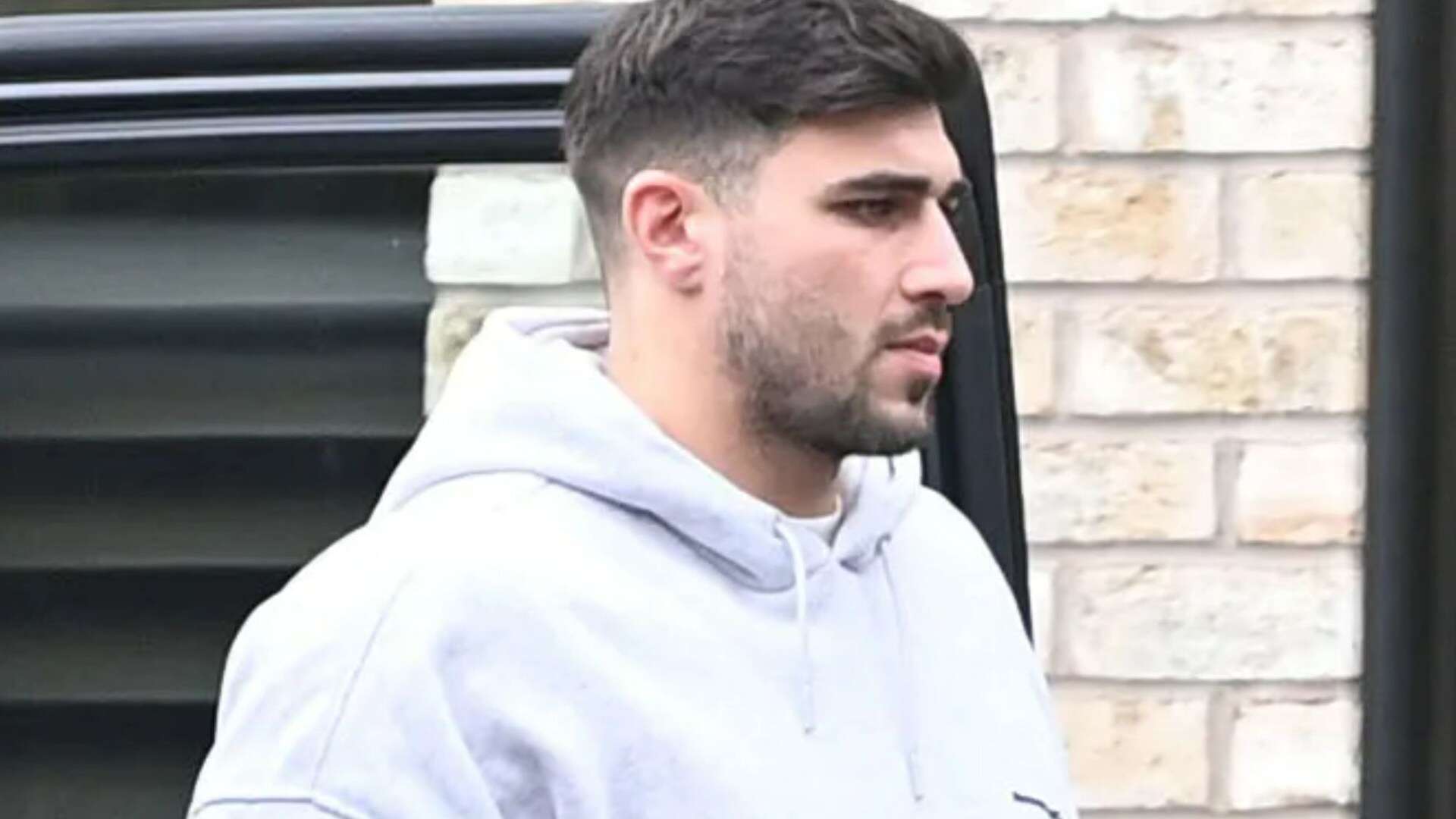 Tommy Fury pictured arriving at Molly-Mae's Cheshire mansion after shock snog