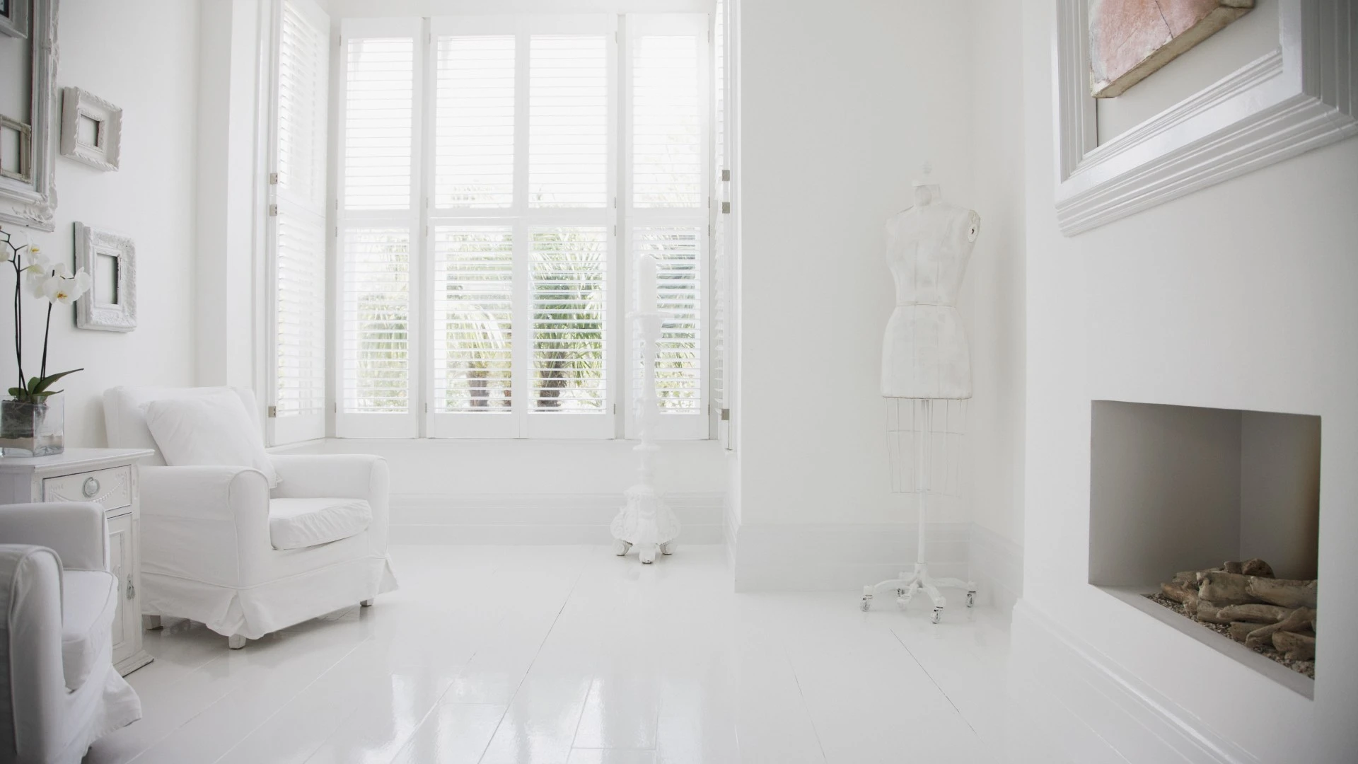 The 9 living room trends making your home outdated, the big light says it all