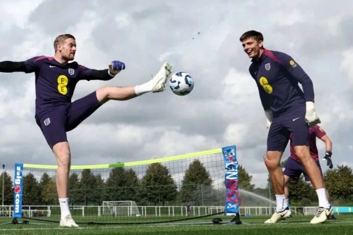 Leeds United line up England goalkeeper, 33, after missing out on Kelleher