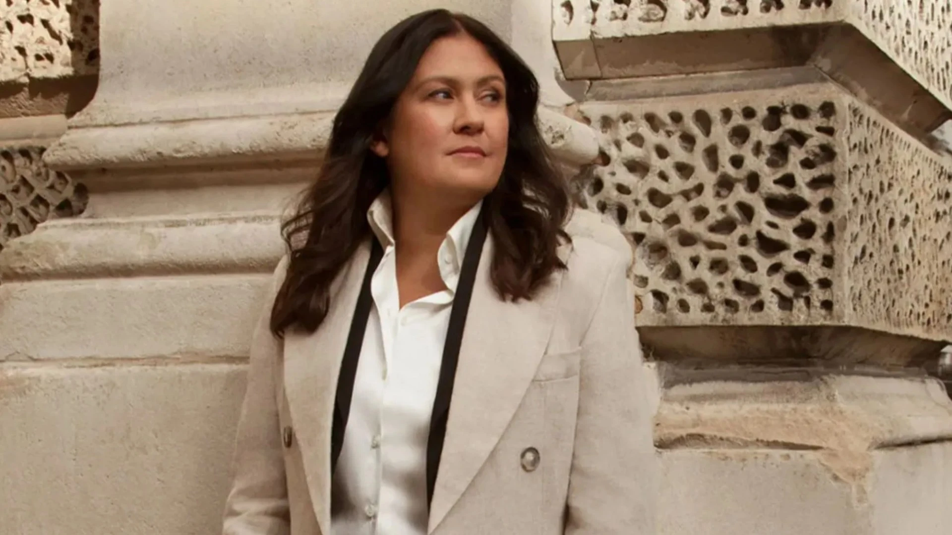 Lisa Nandy stuns in stylish trench coat and suit for Elle magazine shoot