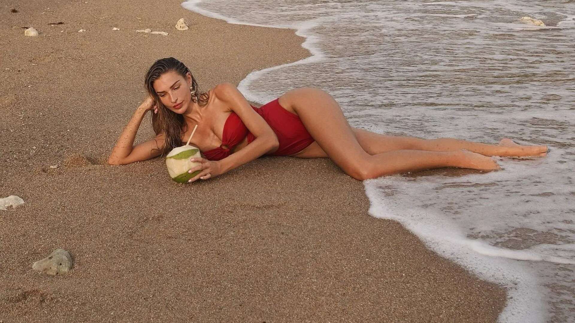 Newly single Zara McDermott looks incredible in red swimsuit on Thailand beach