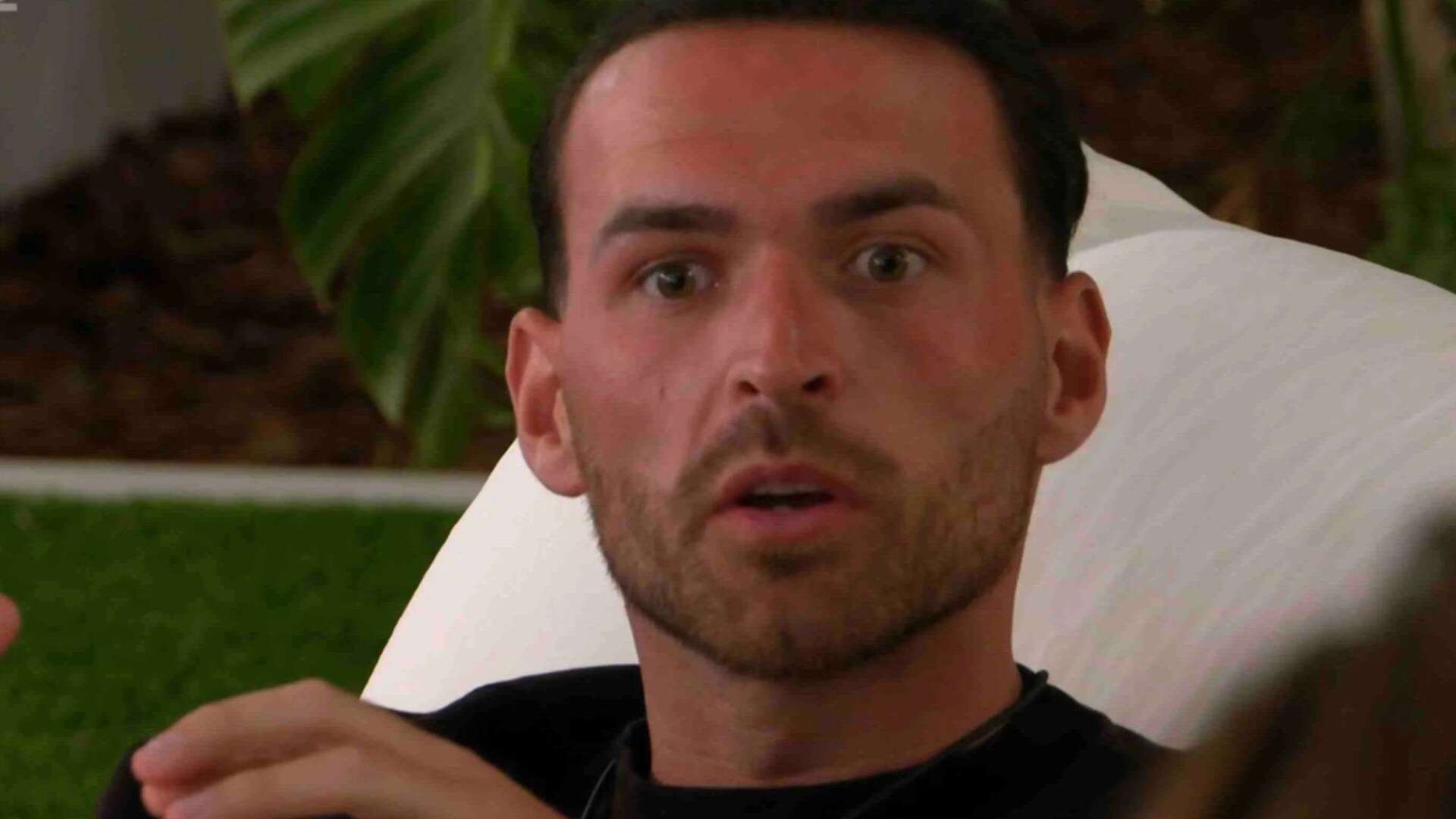 Love Island's Ronnie threatens to 'pull away' from Harriett after confession