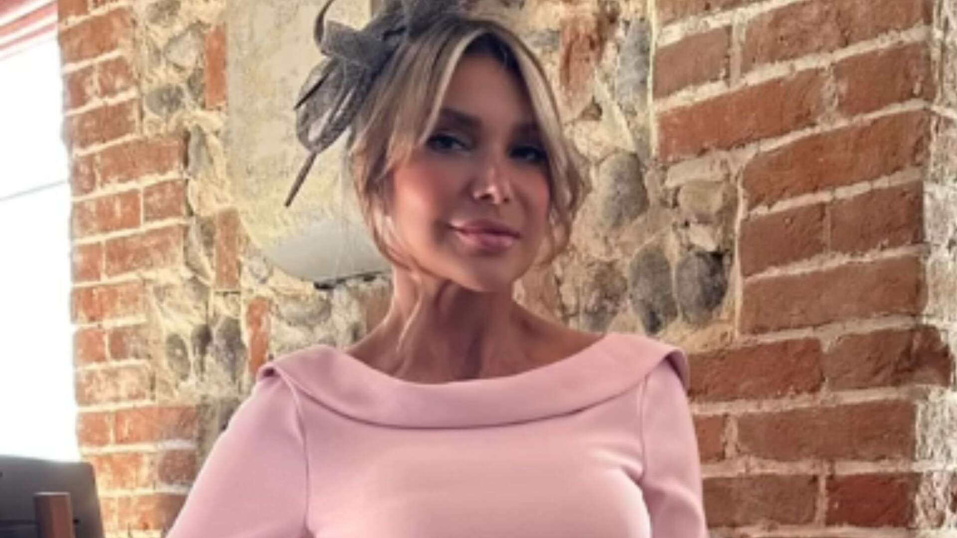 Lizzie Cundy stuns in gorgeous pink dress at niece's lavish wedding