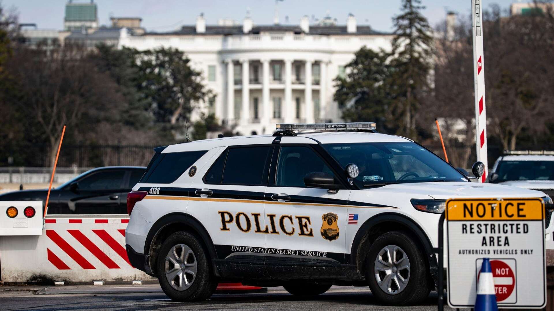 Gunman shot outside White House by Secret Service after being caught by agents