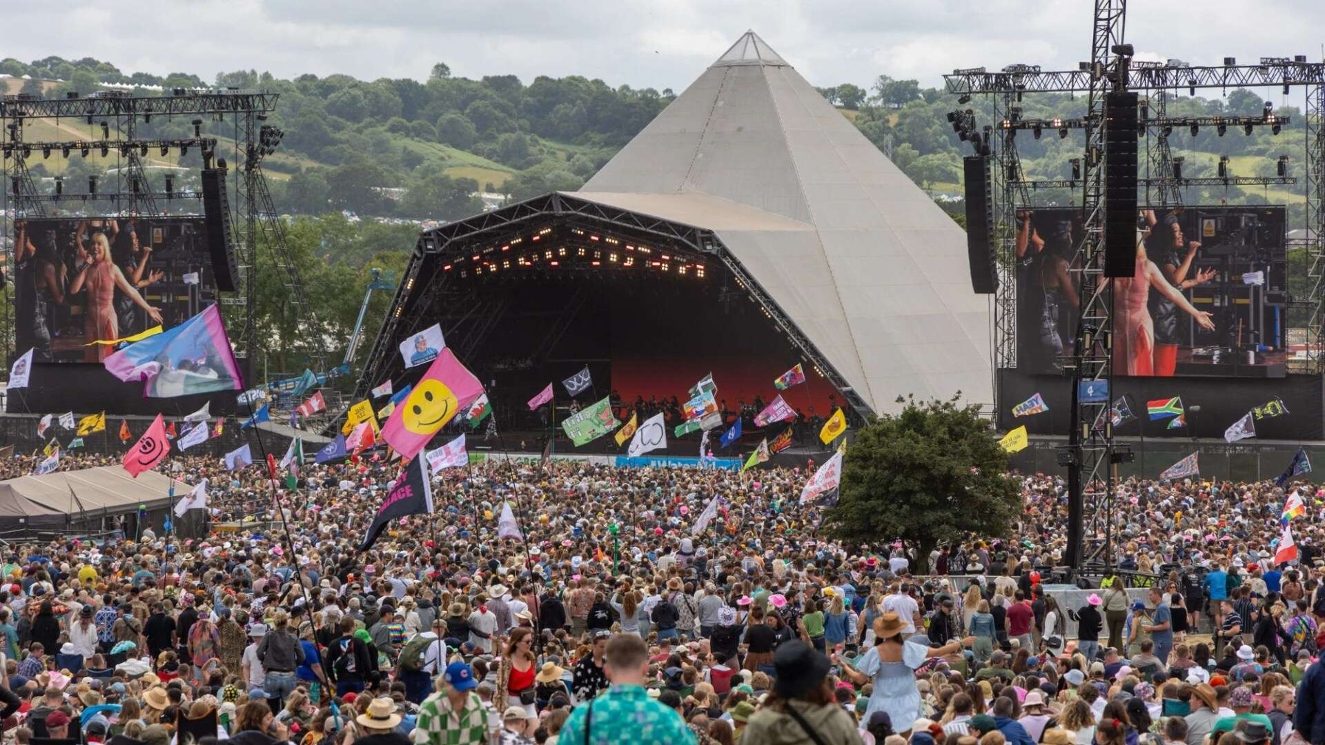 Glastonbury fans left fuming as ‘absolutely brutal’ festival clash