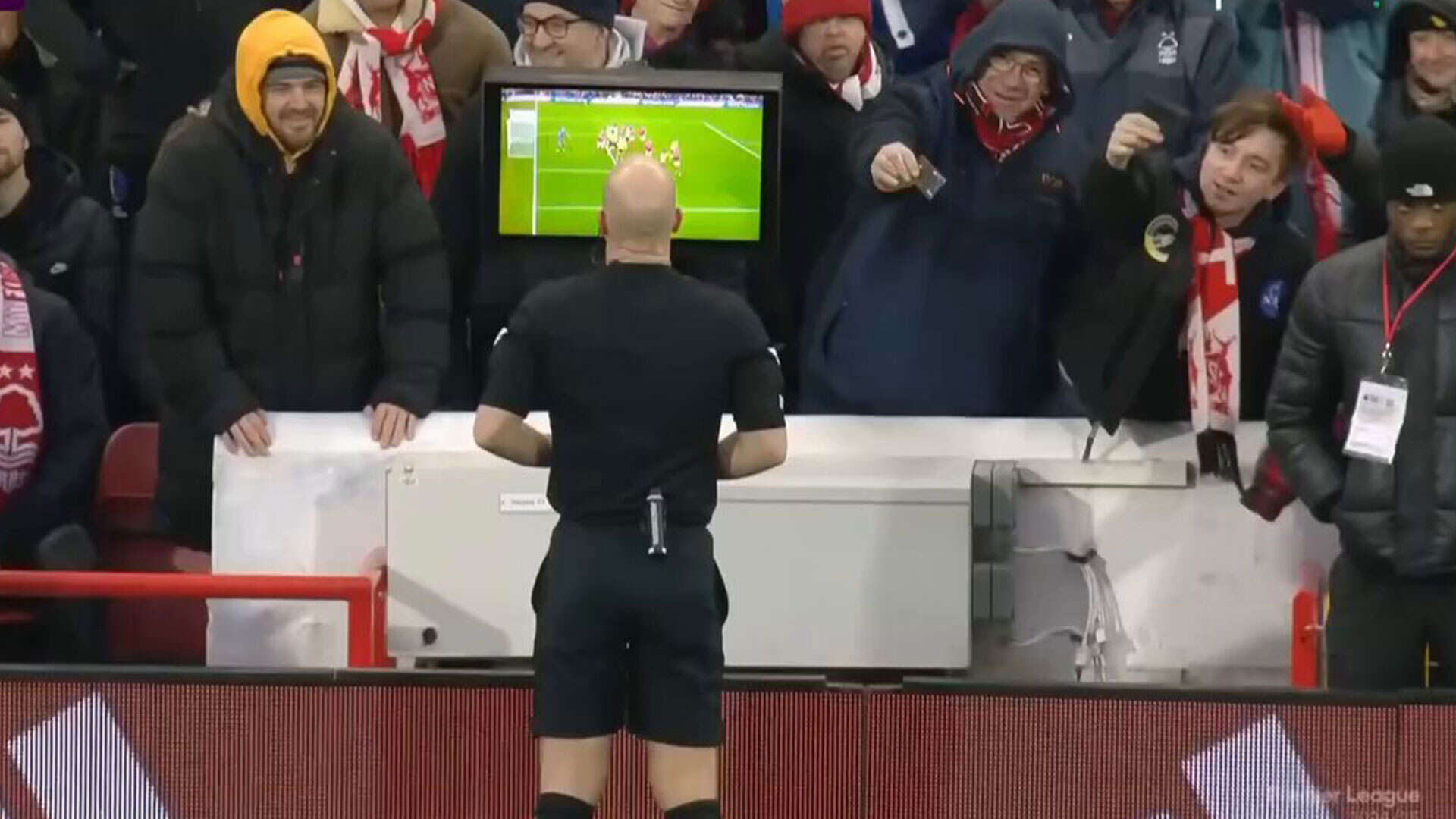 Moment Nottingham Forest fans 'try to bribe Anthony Taylor' during VAR check