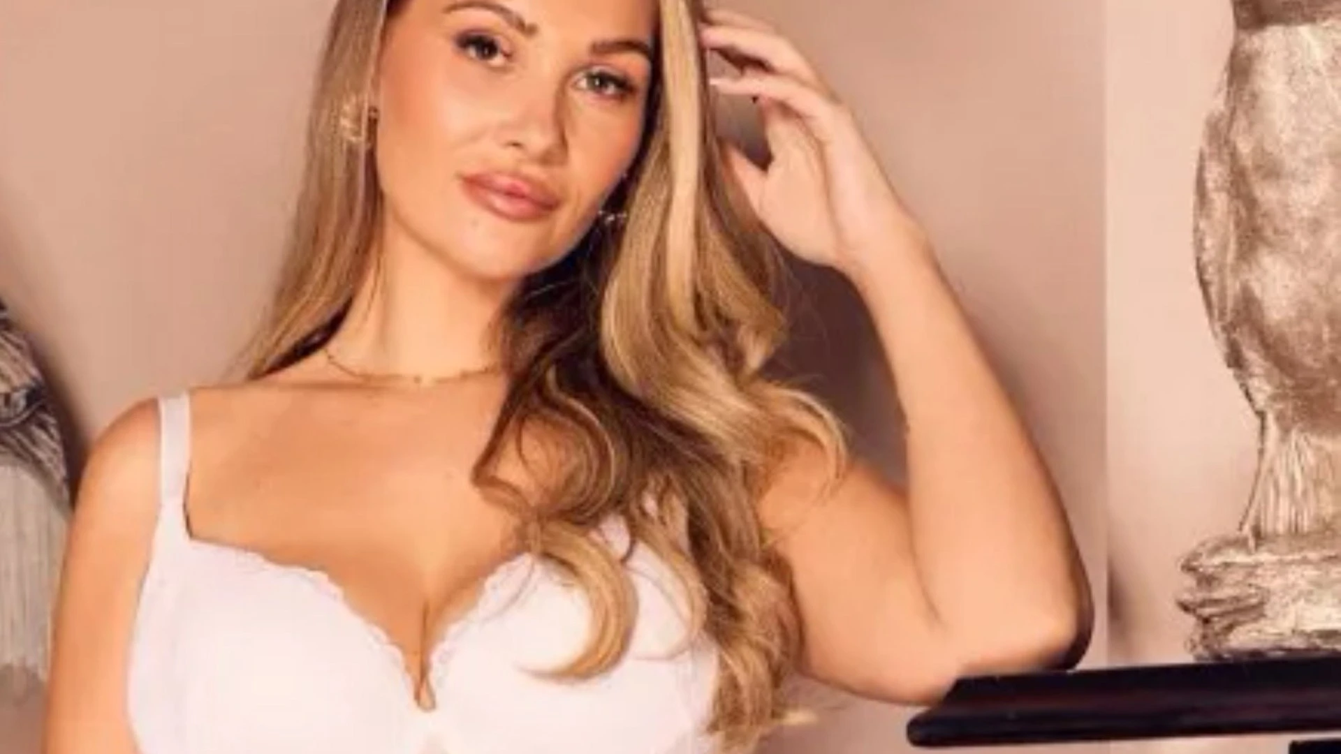 Shaughna Phillips shows off her incredible six stone weight loss
