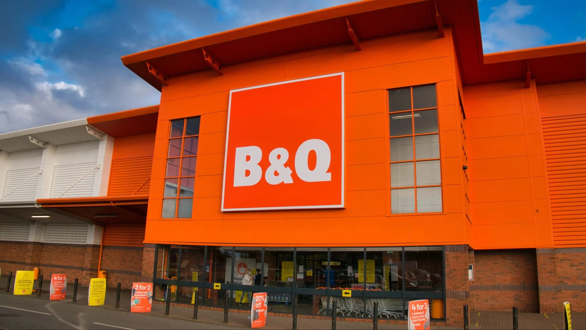 Keep tools & outdoor bits neatly tucked away with B&Q’s compact storage