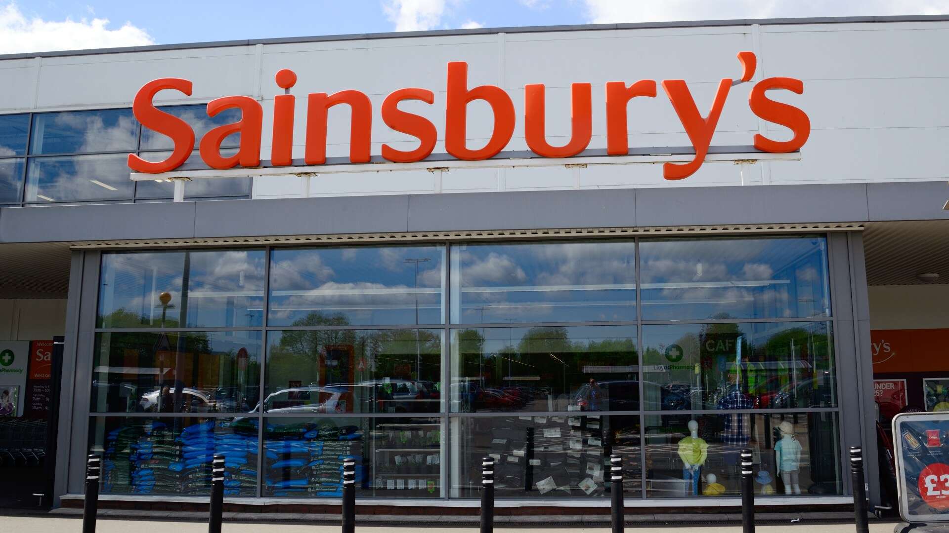 Shoppers run to Sainsbury's to bag 'chic' £24 cardigan that’s the colour of spring