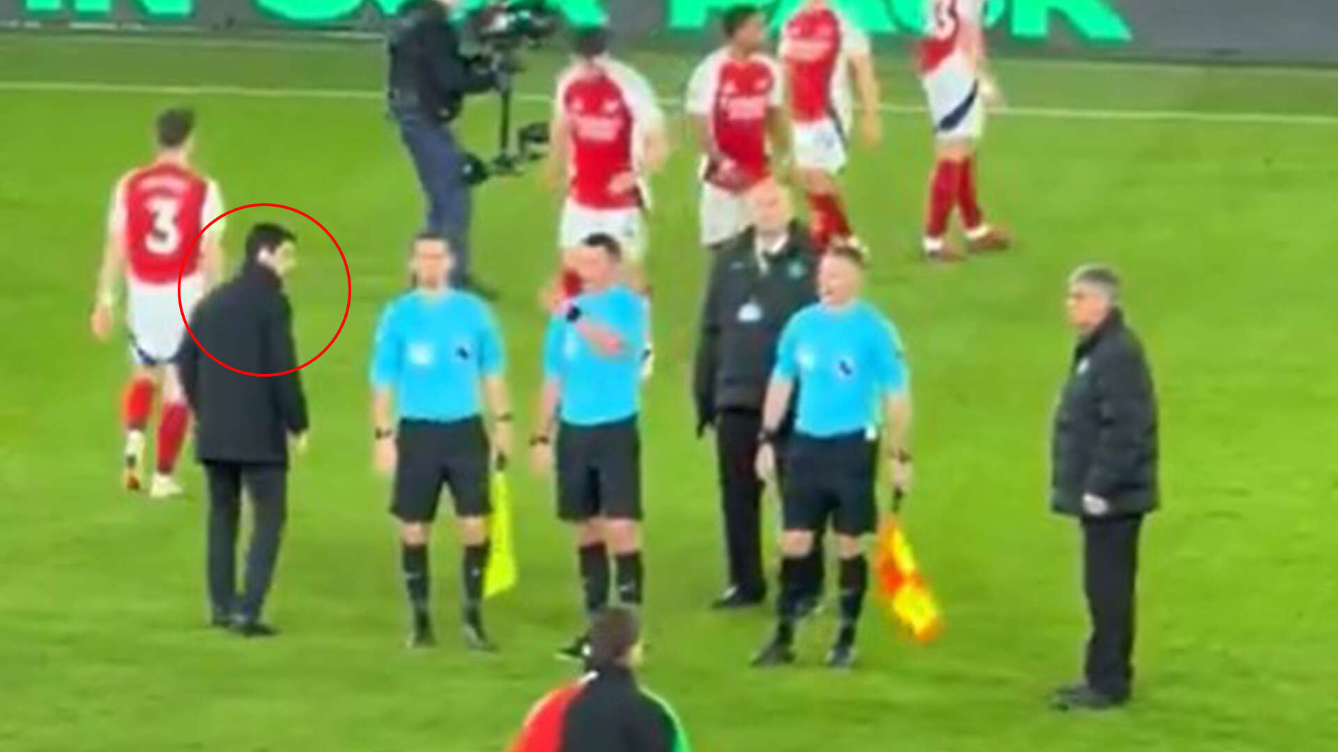 Moment Arteta gives Michael Oliver 'death stare' after Lewis-Skelly red card