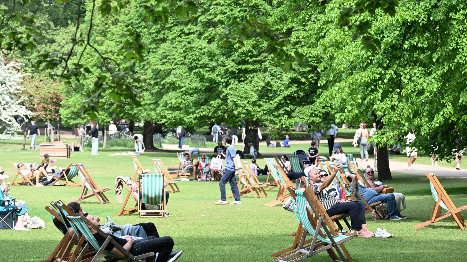 How hot will the UK weather be for the rest of the summer holidays?