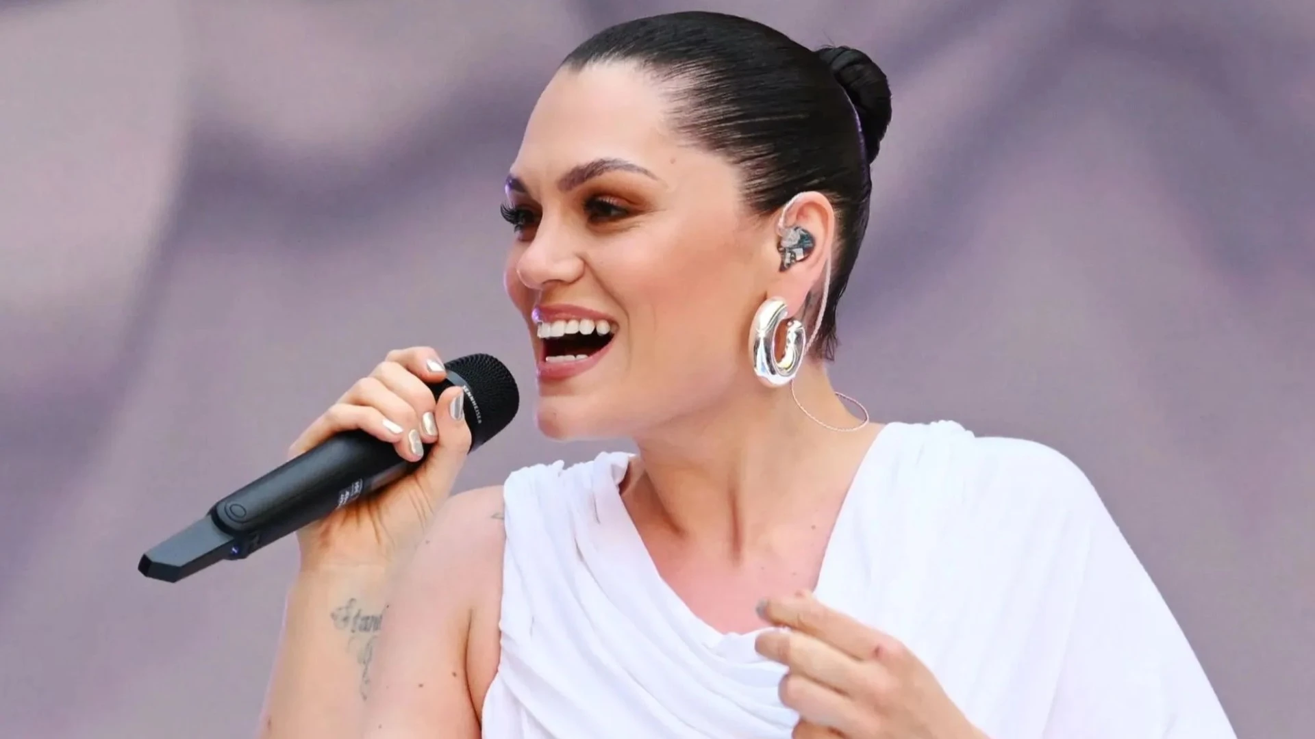 Emotional Jessie J taking break from music to 'beat breast cancer'