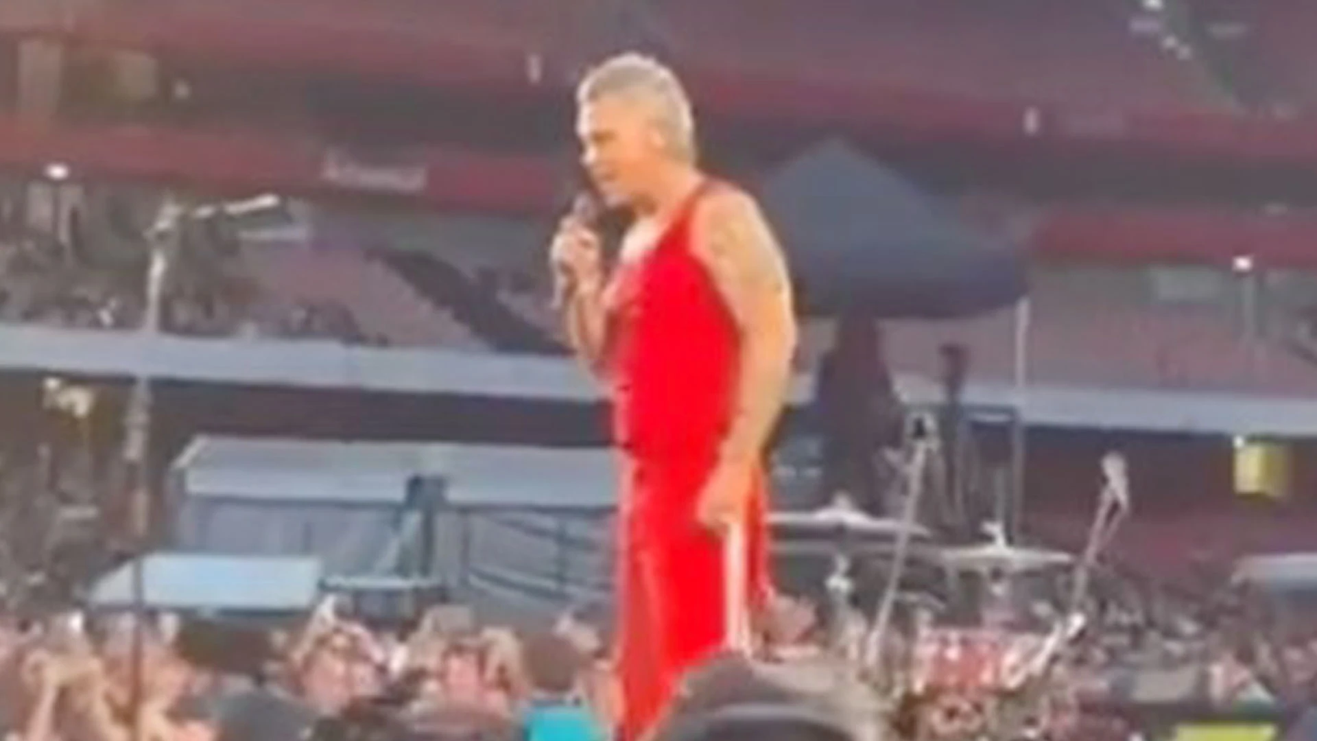 Robbie Williams brutally trolls Arsenal fans with Spurs joke during his own gig