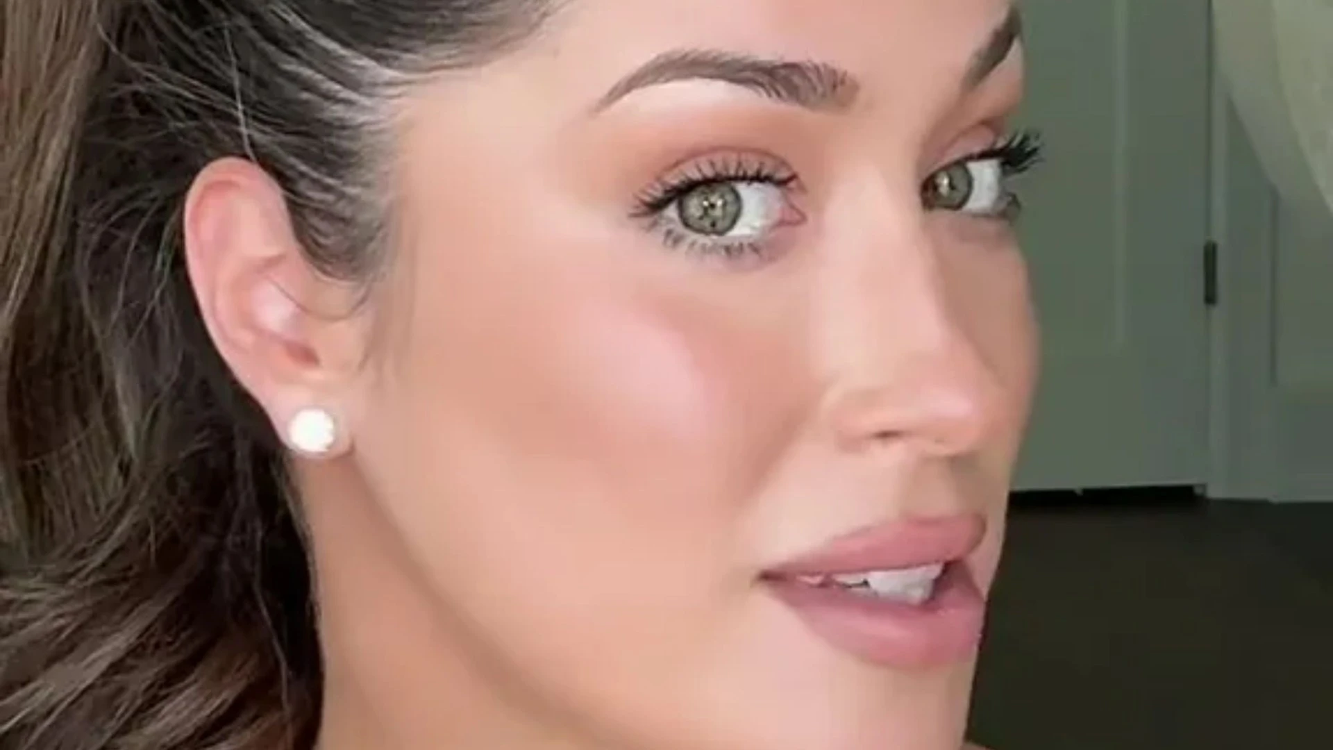 The exact spot to put bronzer to give you the most snatched jawline ever