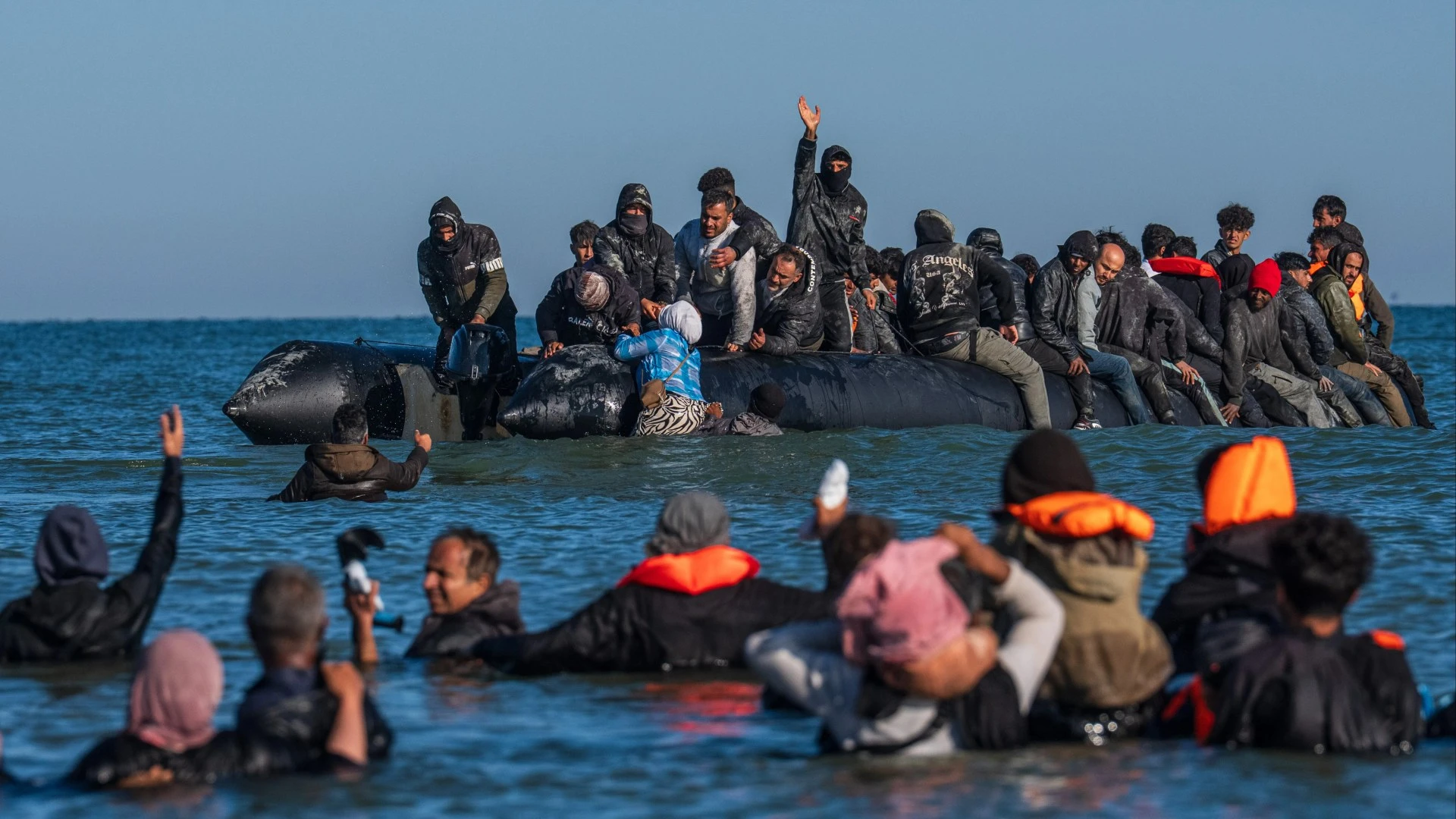 1,000 migrants cross the Channel in ONE day - hours after Starmer's reshuffle