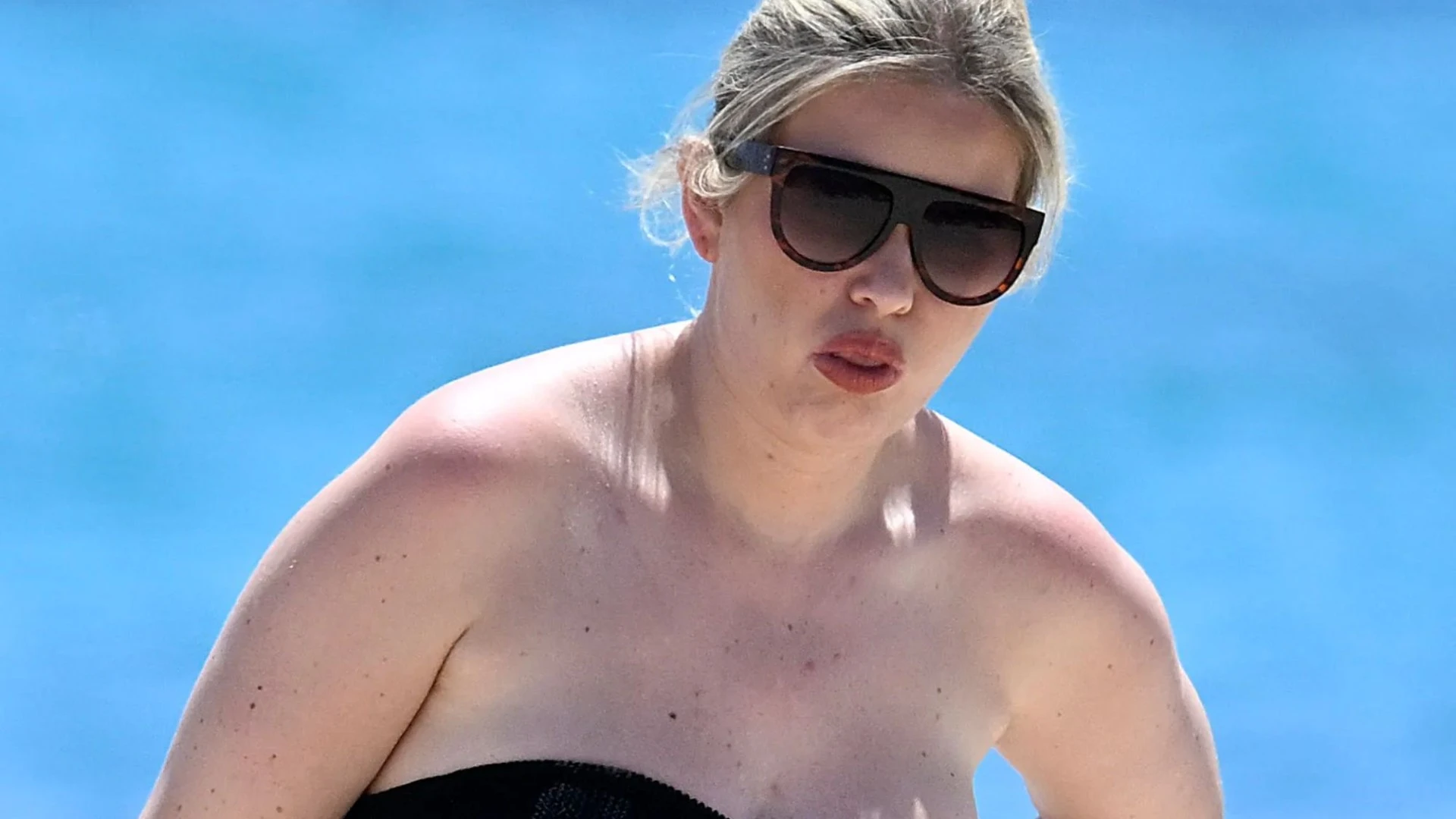 Love Island's Amy Hart looks amazing in strapless swimsuit as she hits the beach