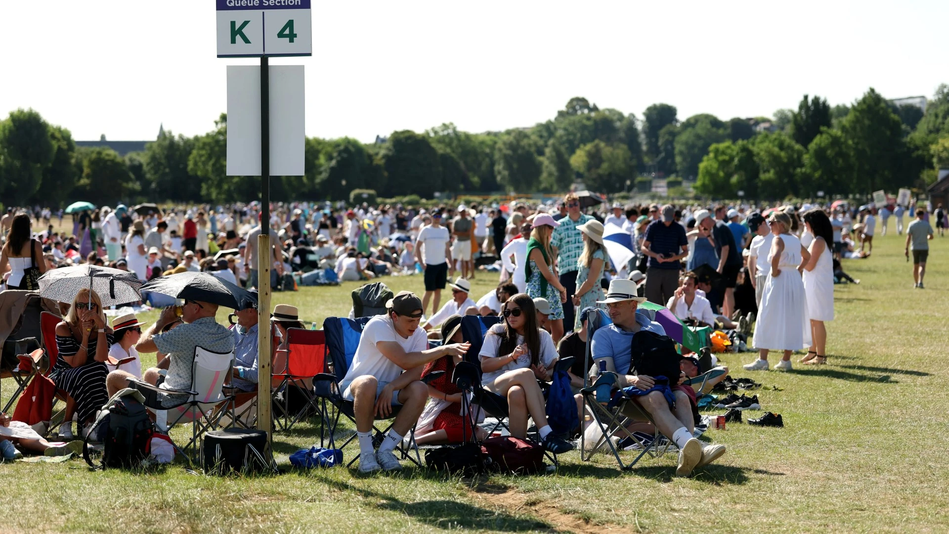 Wimbledon fans told 'DO NOT TRAVEL' with queue full on hottest opening day