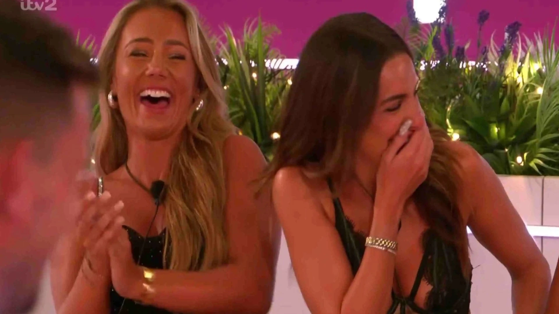 Love Island shock as huge pop star enters the villa for sexy performance