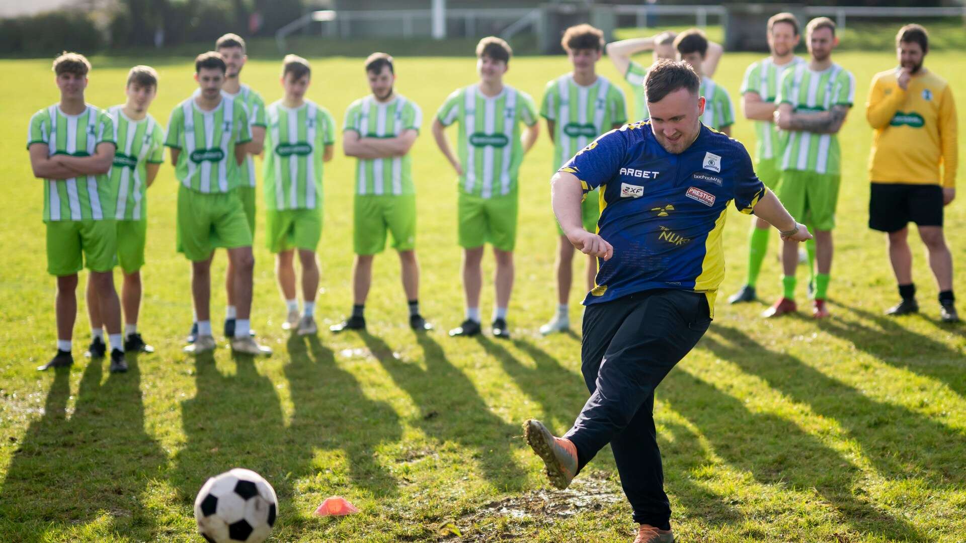 Worst football team gets coaching session in accuracy by Luke Littler