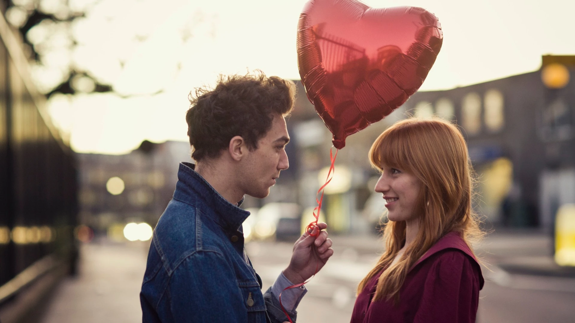 5 psychological tricks to make someone on a date fall for you instantly