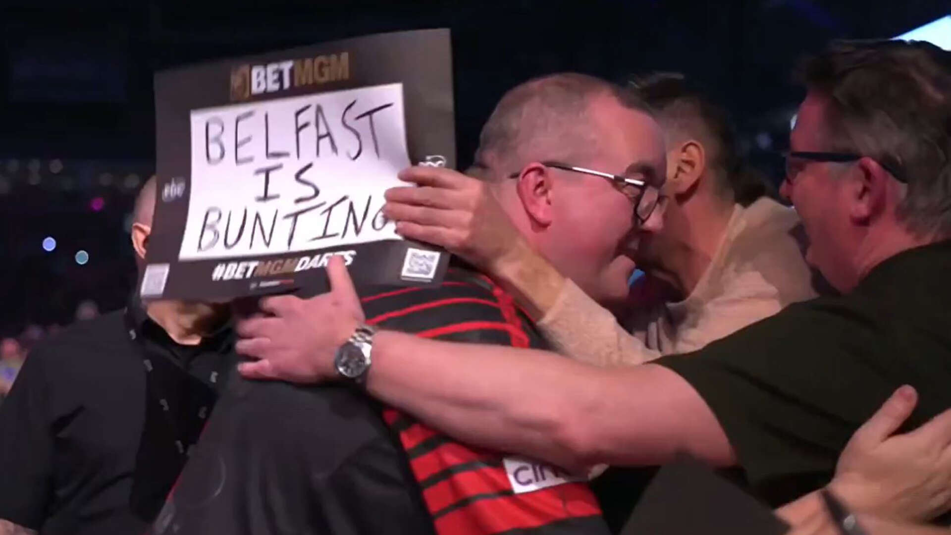 Bunting gets embraced by unlikely daytime TV host during Prem Darts walk-on