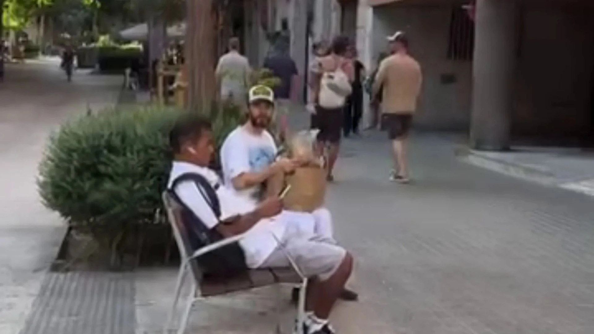 Oscar-winner shares snack with Spanish local - & he has no idea who star is