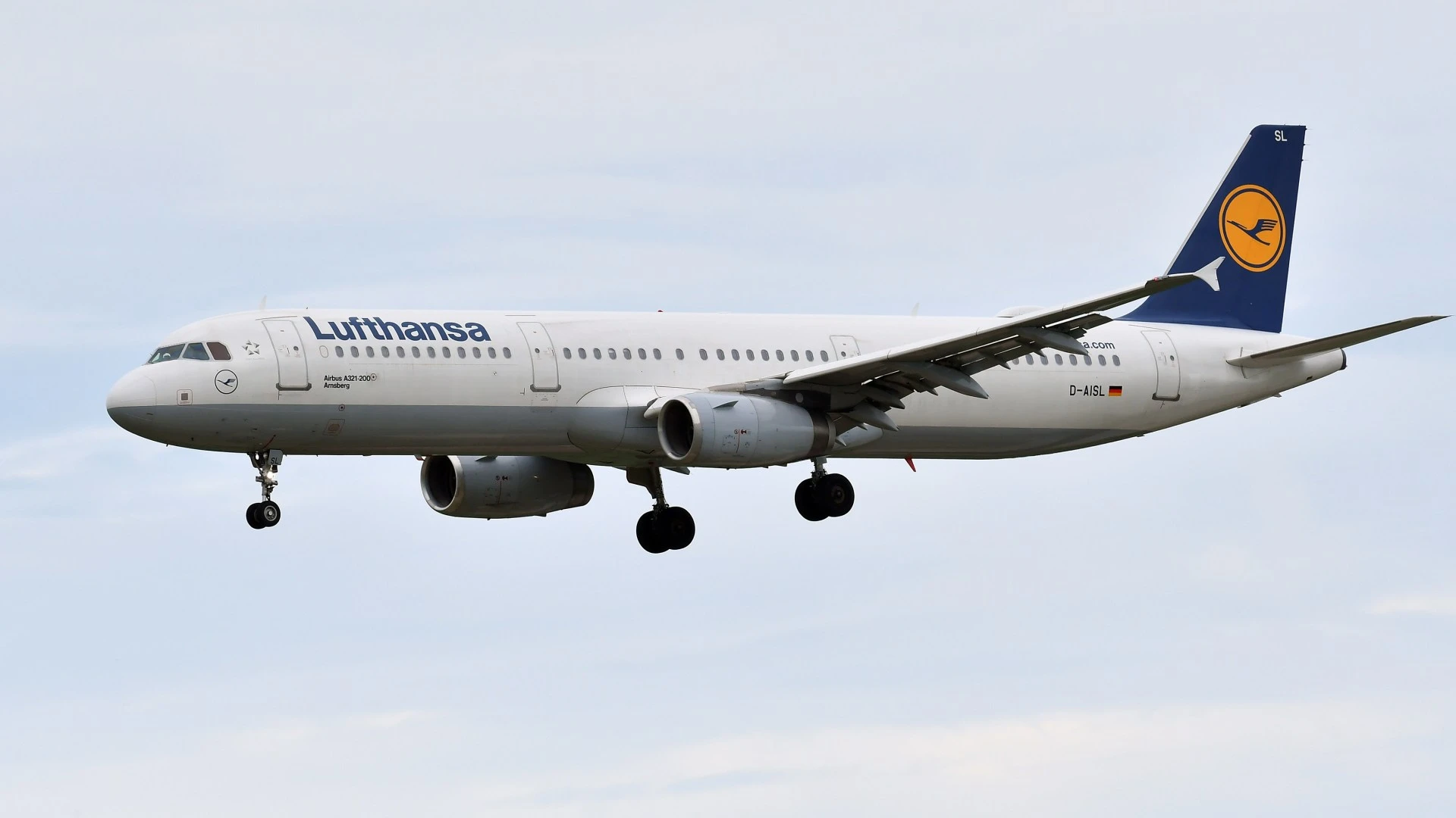 Passenger plane flies for 10 minutes with NO PILOT
