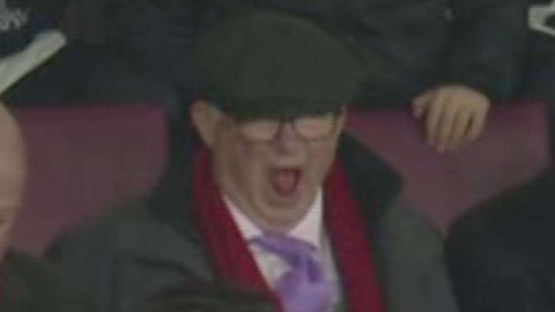 Alex Ferguson YAWNS watching Man Utd but fans distracted by who is next to him