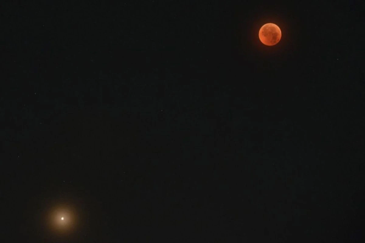 You can see Mars and the Moon side by side with naked eye this weekend