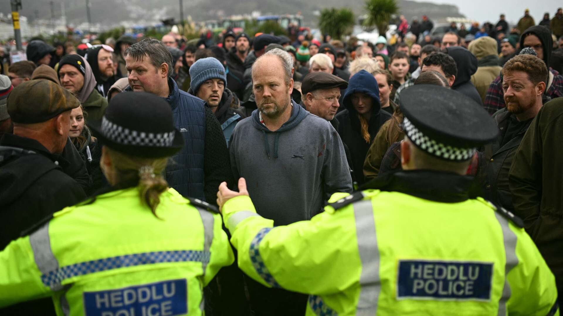 Farmers in mass protest against inheritance tax during Starmer's speech