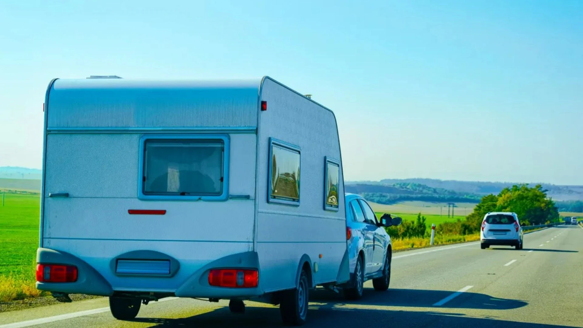 Is it illegal to tow a caravan with broken lights?