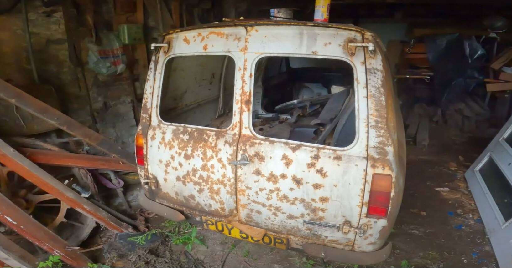 Incredible moment urban explorer finds ultra-rare Ford Escort in car graveyard