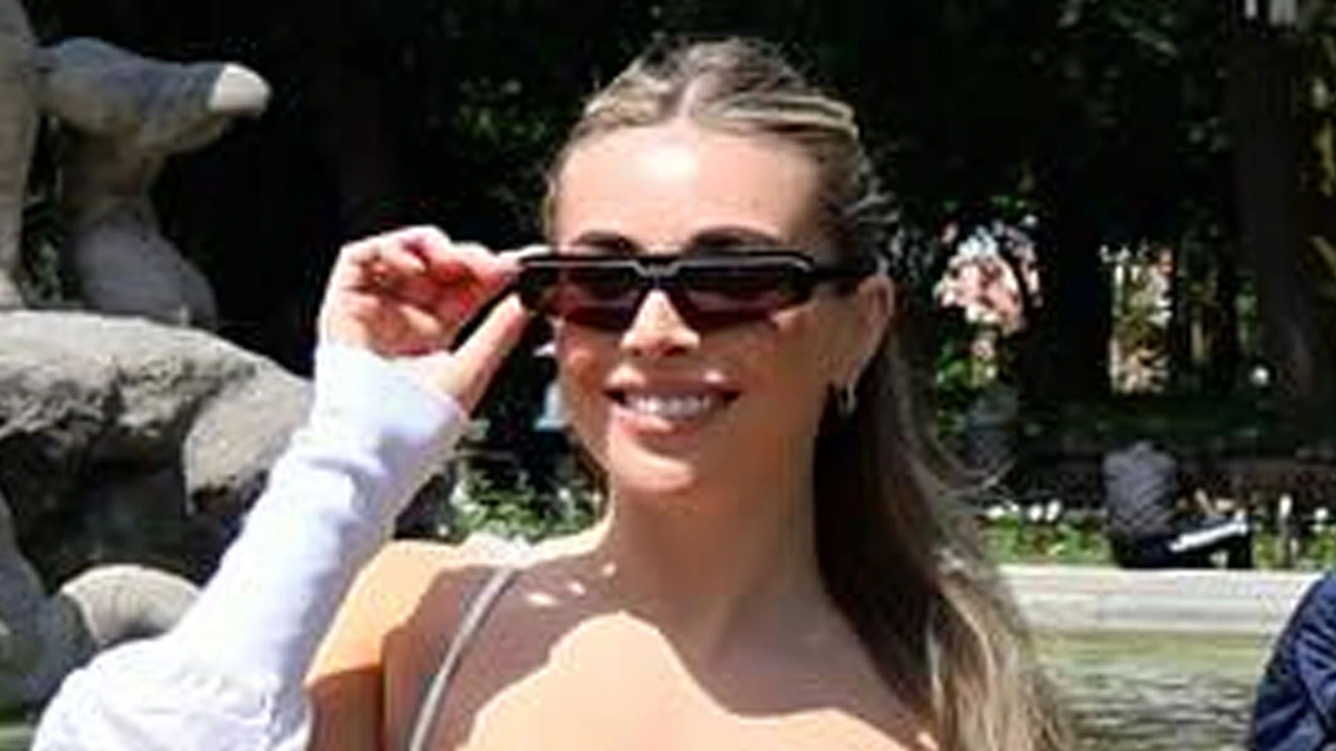 Scott McTominay’s stunning Wag sets pulses racing as she lands in Munich