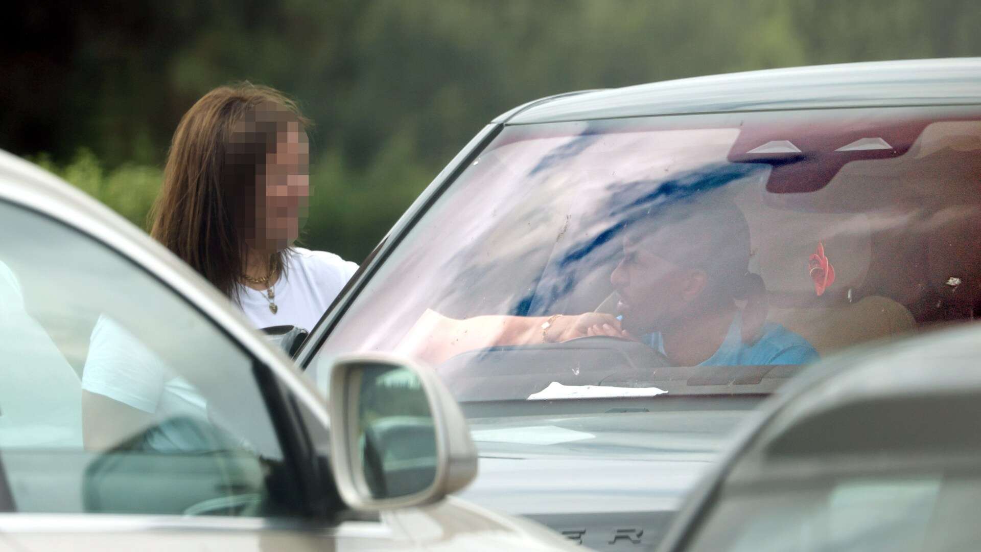 Defoe enjoys 20-min rendezvous with mystery woman in back seat of motor