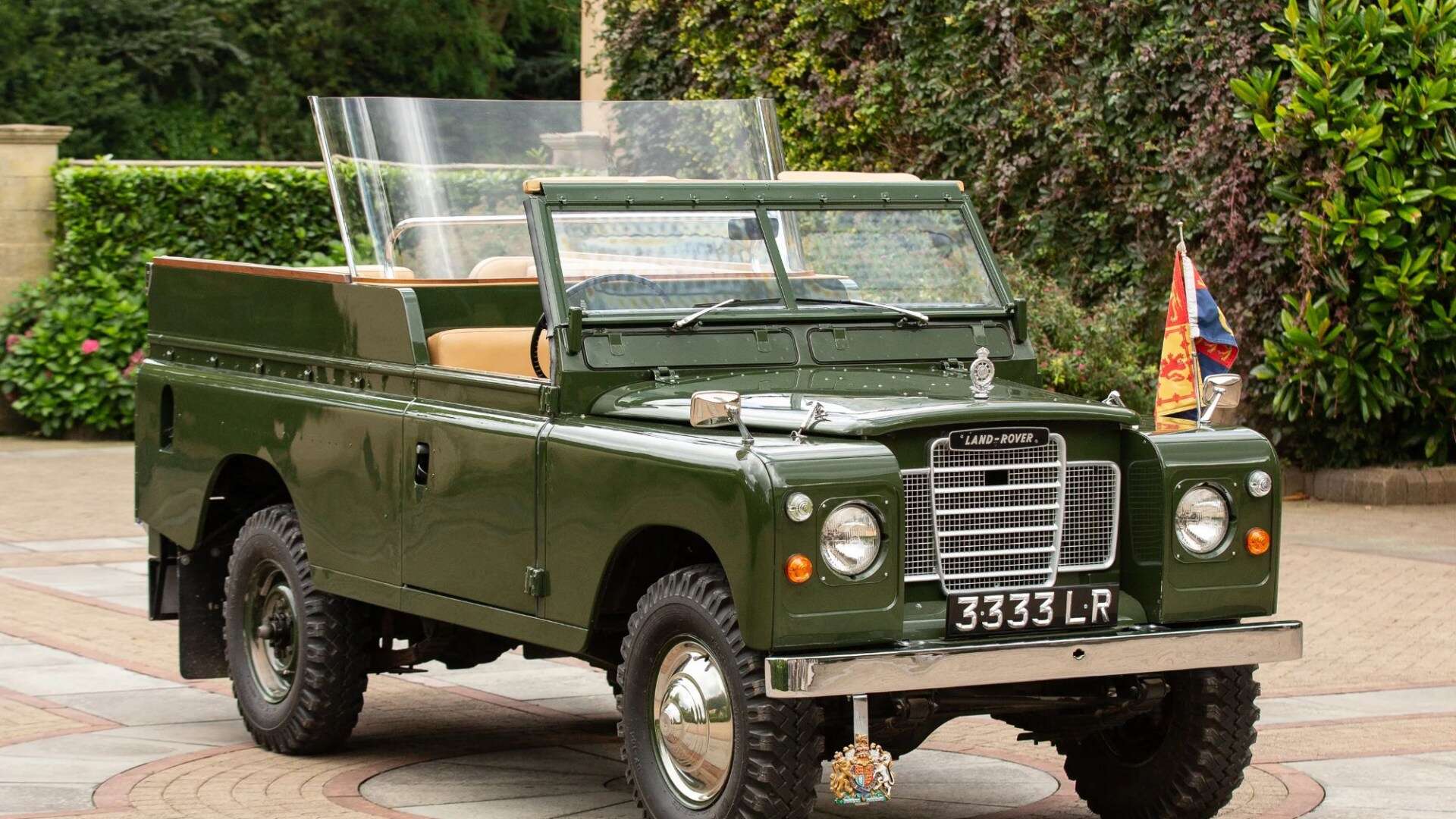 Late Queen’s Land Rover with 'traffic light system' sells for enormous price