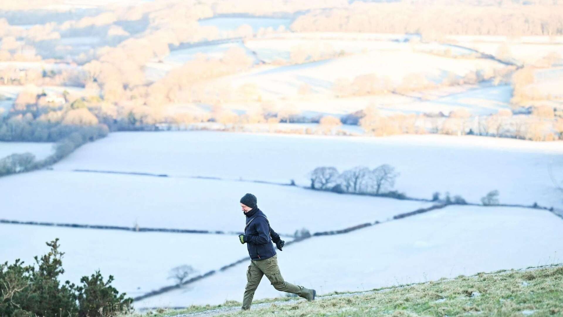 Met Office issues string of SNOW warnings as Arctic air brings icy -2C chill