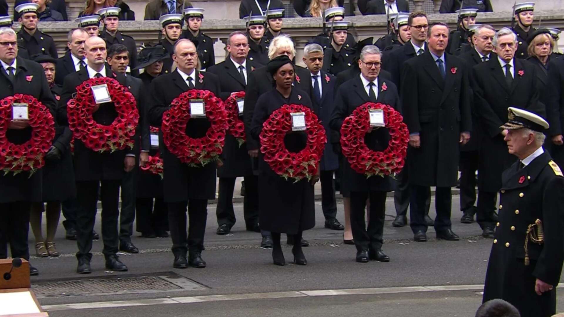 King leads 2-minute silence with Kate & William on Remembrance Day