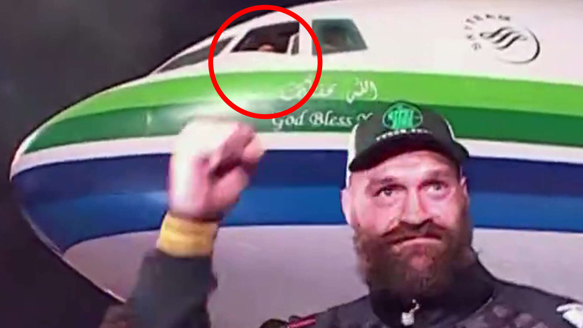 Usyk spotted spying on Fury from jet cockpit in bizarre moment